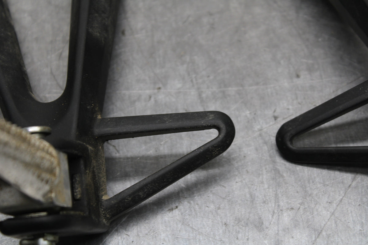 19-21 YAMAHA YZF R3 REAR BACK PASSENGER PEG SET PAIR BB121