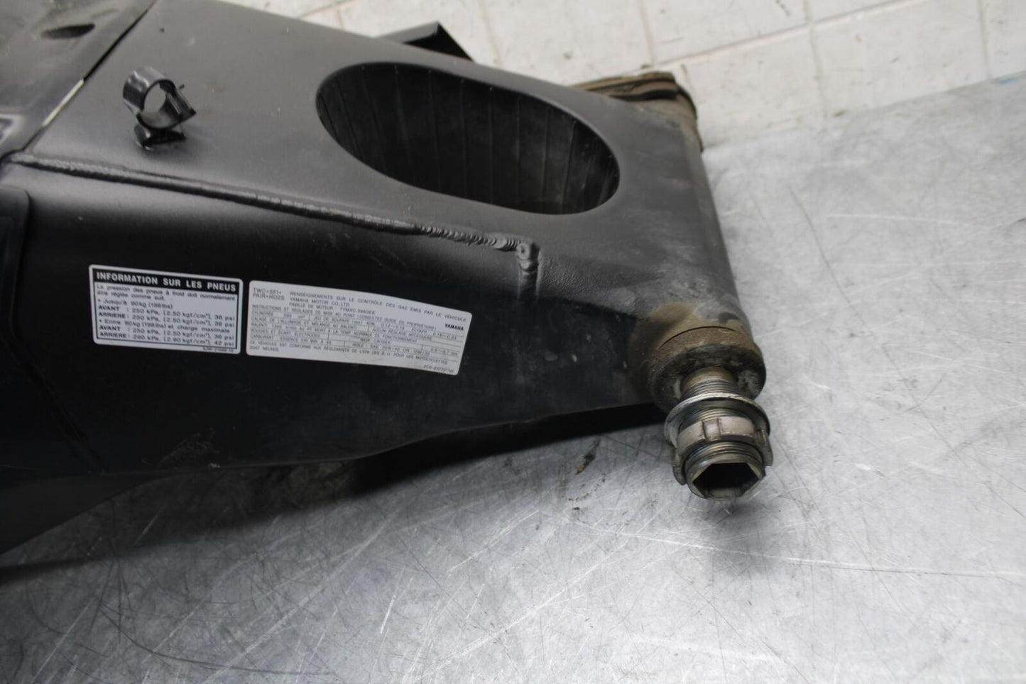 2007 Yamaha YZF R6 REAR SWINGARM BACK SUSPENSION  13S-22110-00-00 BB525