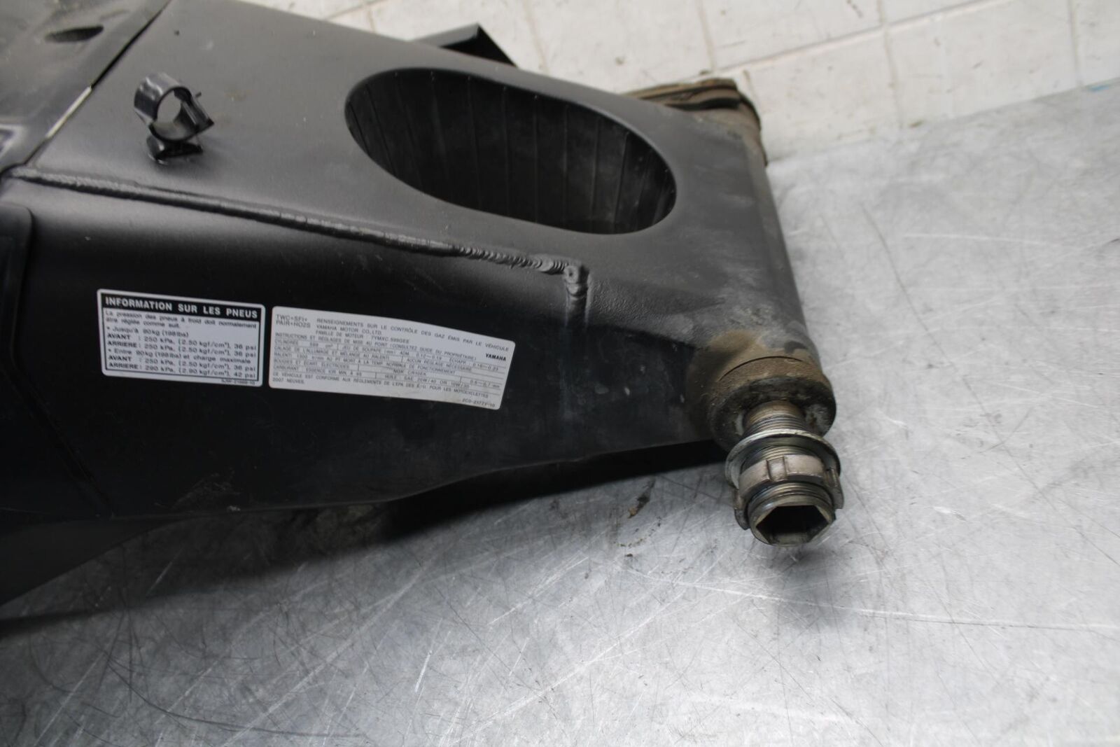 2007 Yamaha YZF R6 REAR SWINGARM BACK SUSPENSION  13S-22110-00-00 BB525