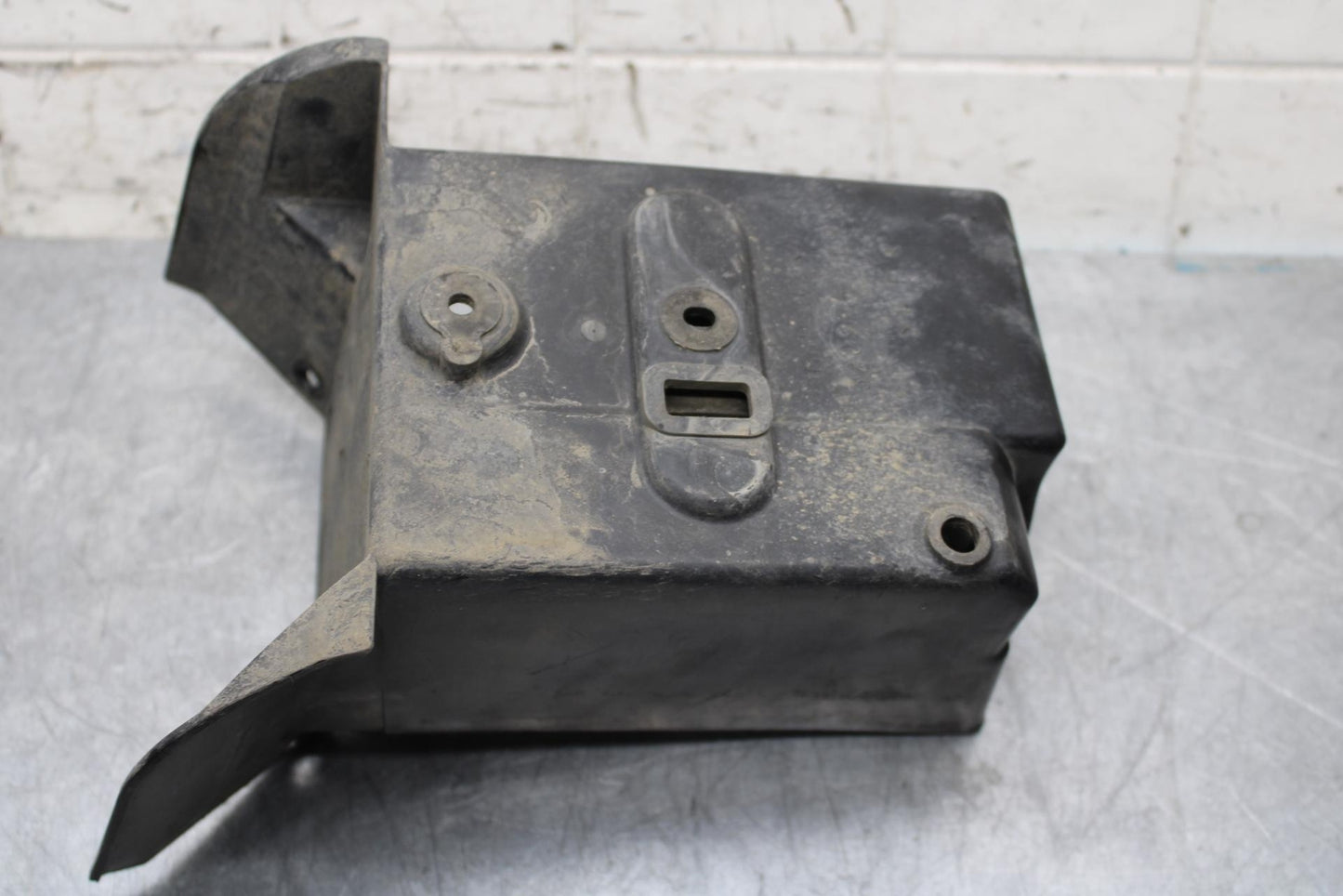 2005 Kawasaki Vulcan 1600 VN1600D Nomad BATTERY TRAY BOX HOLDER BB556