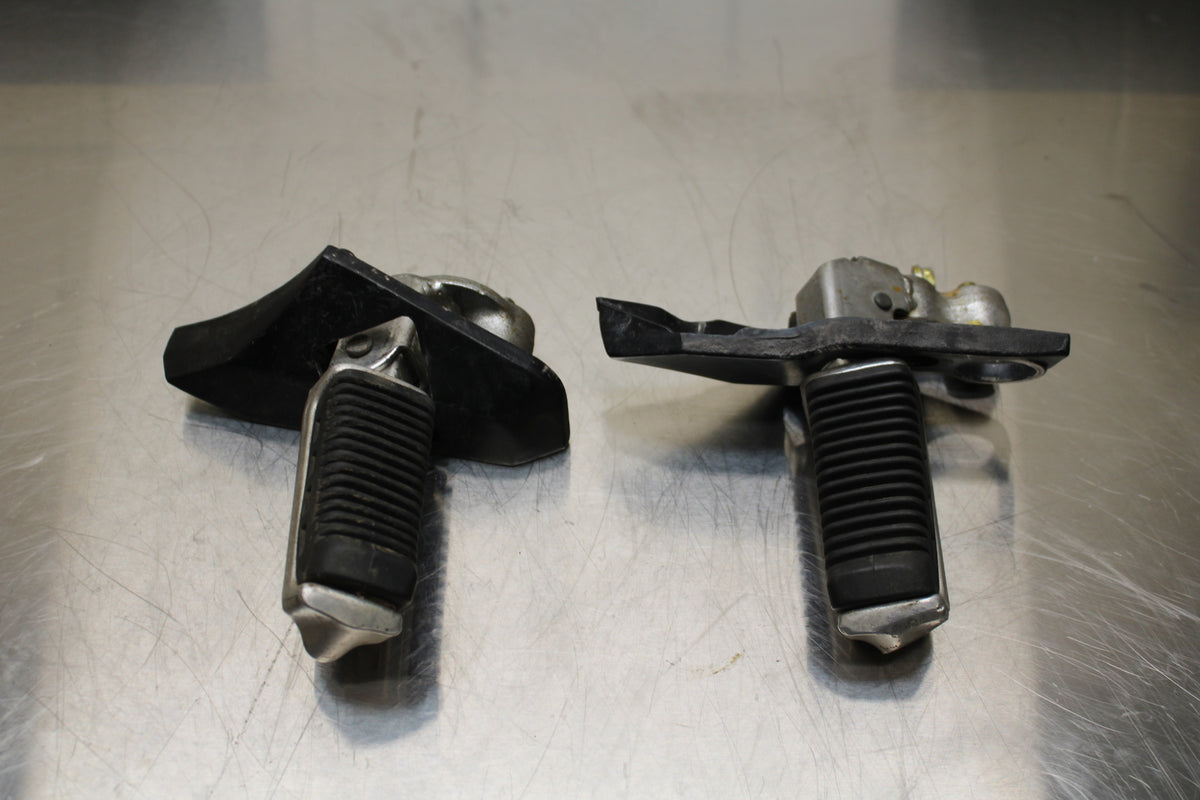 86 SUZUKI GS750ES FRONT FOOT RESTS PEGS STEPS SET PAIR BB140