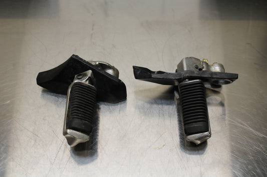 86 SUZUKI GS750ES FRONT FOOT RESTS PEGS STEPS SET PAIR BB140