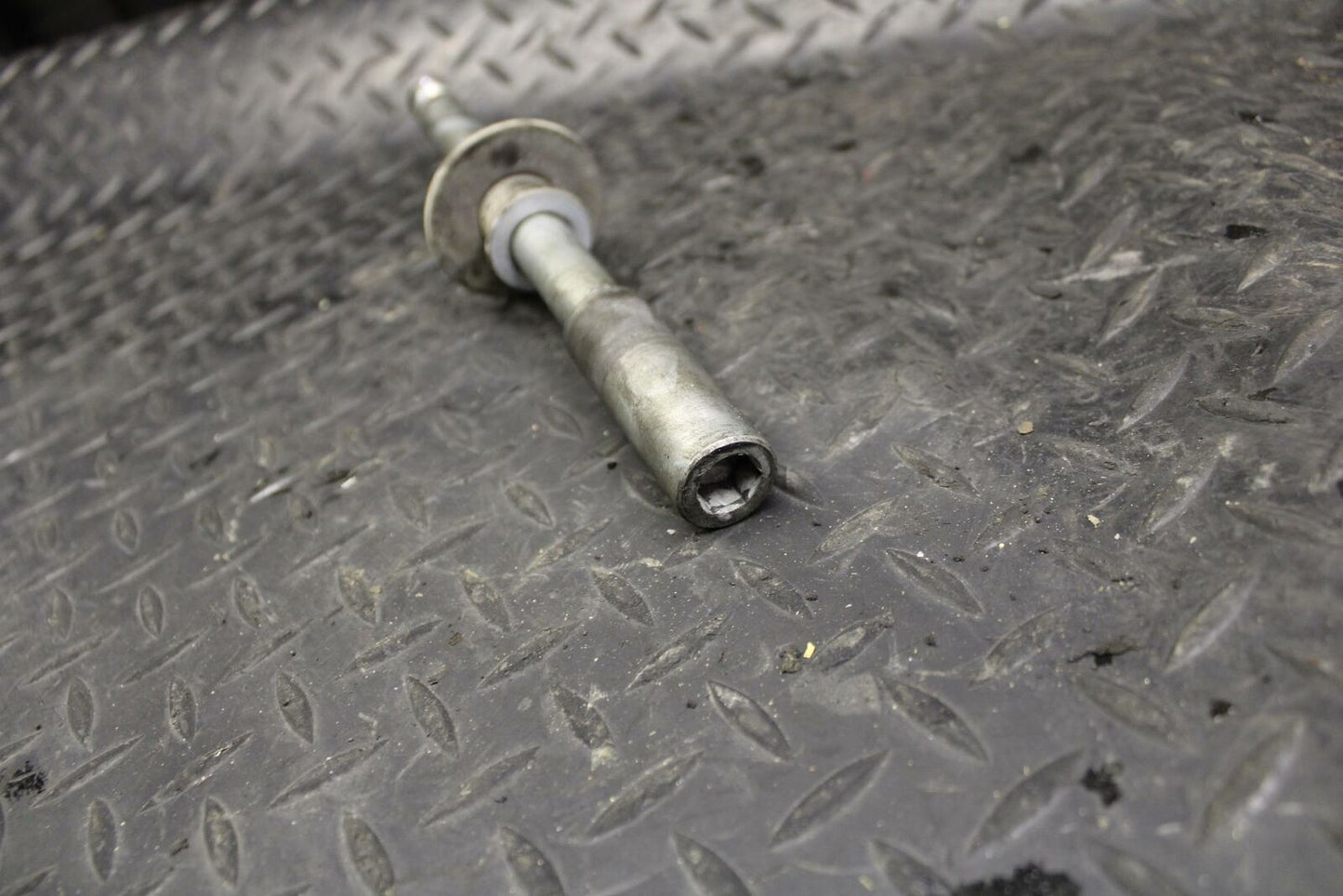 05-06 SUZUKI KATANA 750 GSX750F FRONT WHEEL RIM AXLE PIVOT BOLT bb166