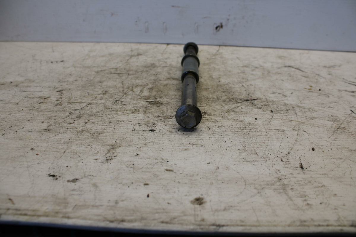 01 KAWASAKI VULCAN 1500 REAR AXLE BACK WHEEL RIM PIVOT BOLT AXEL BB301