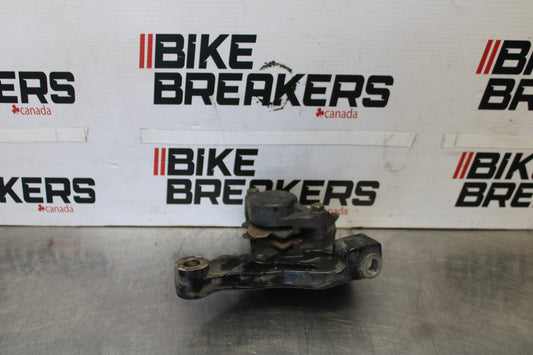 08 YAMAHA V STAR 1100 XVS1100AW CLASSIC REAR BRAKE CALIPER MOUNT BRACKET BB916