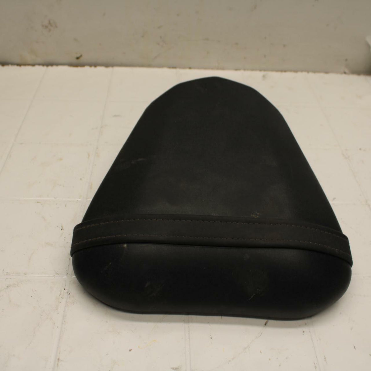 08-16 YAMAHA YZF R6 REAR BACK PASSENGER TANDEM SEAT PAD SADDLE PILLION BB406