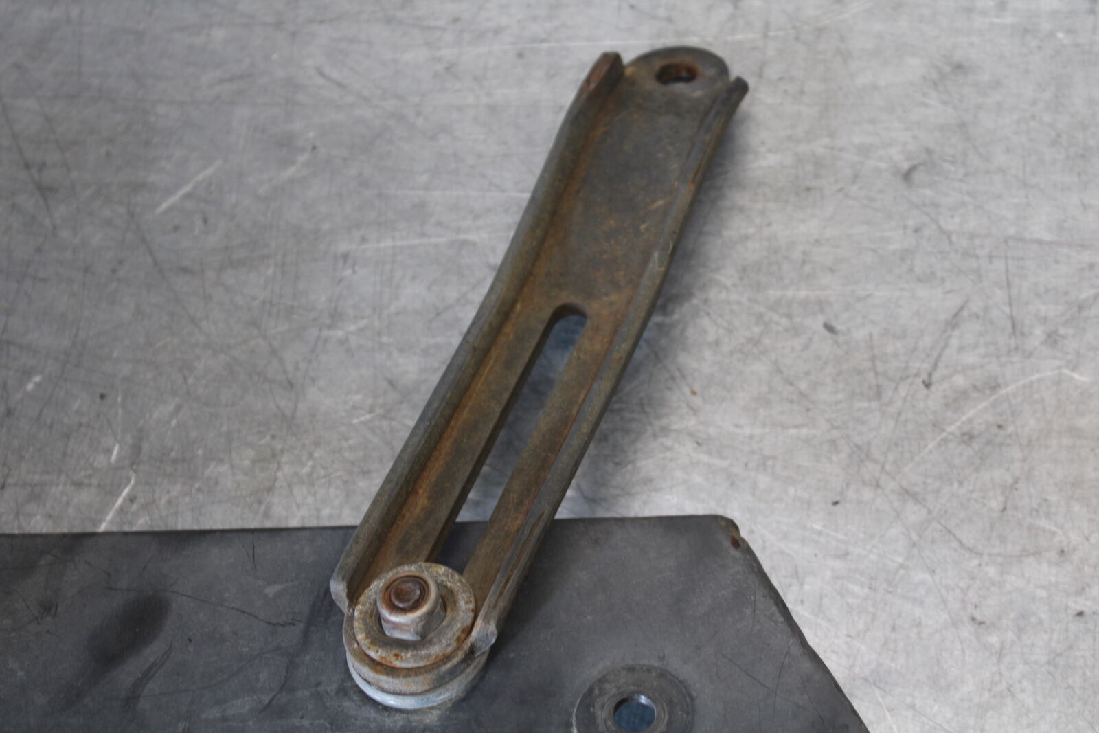 05-09 SUZUKI BOULEVARD C90 SADDLEBAG CASE MOUNTING BRACKET MOUNT BB692