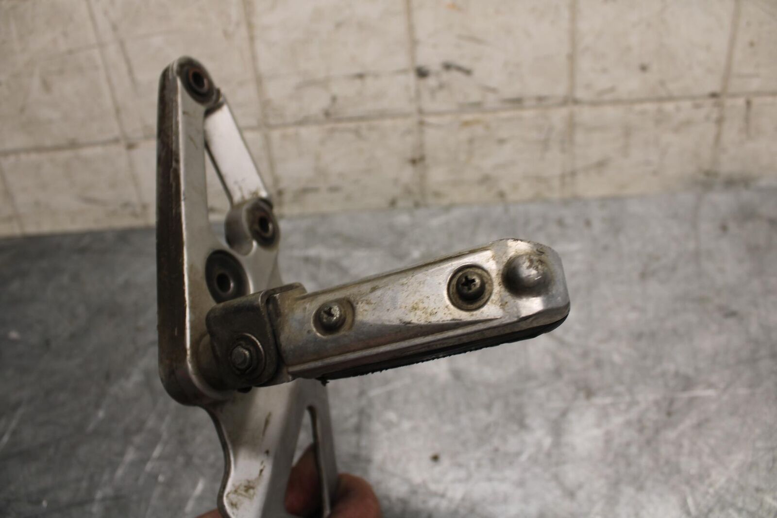 1993 Suzuki GSXR1100W LEFT REARSET REAR SET DRIVER FOOT PEG REST STOP BB46
