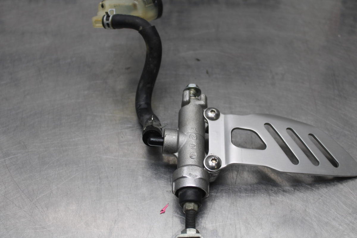 08-10 SUZUKI GSXR 600 REAR BACK BRAKE MASTER CYLINDER W RESERVOIR BB835