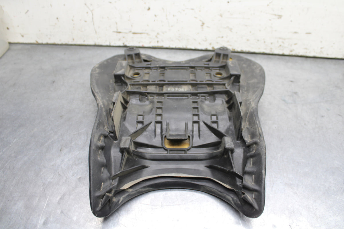 06-07 YAMAHA YZF R6 FRONT DRIVERS SEAT PAD SADDLE PILLION BB742