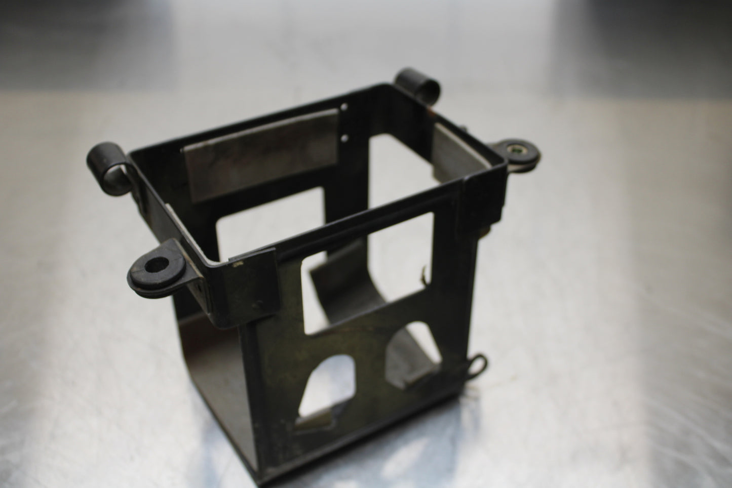 86 SUZUKI GS750ES REAR BACK TAIL UNDERTAIL BATTERY TRAY PLASTIC BB140