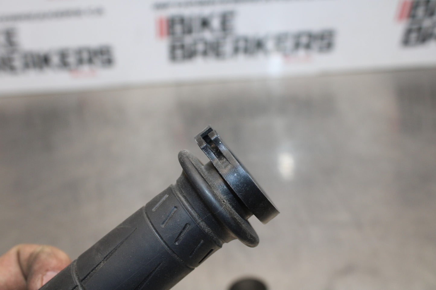 21-23 KAWASAKI NINJA ZX6R RIGHT THROTTLE TUBE & GRIPS BB179