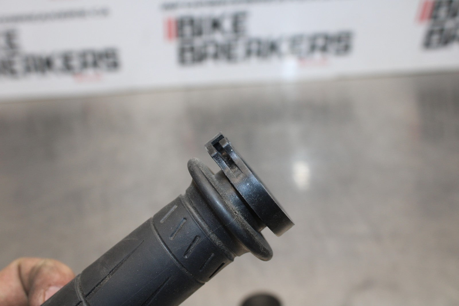 21-23 KAWASAKI NINJA ZX6R RIGHT THROTTLE TUBE & GRIPS BB179