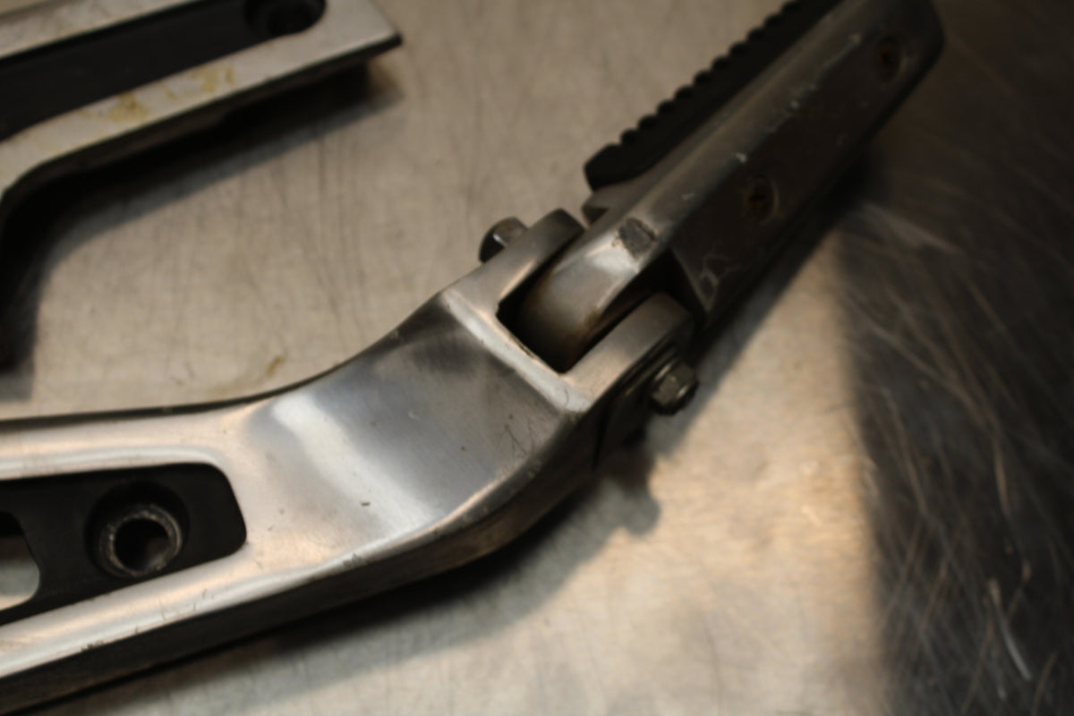 86 SUZUKI GS750ES REAR BACK PASSENGER PEG SET PAIR BB140