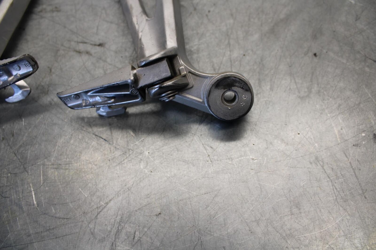 15-21 SUZUKI GSXR600 REAR BACK PASSENGER PEG SET PAIR BB437