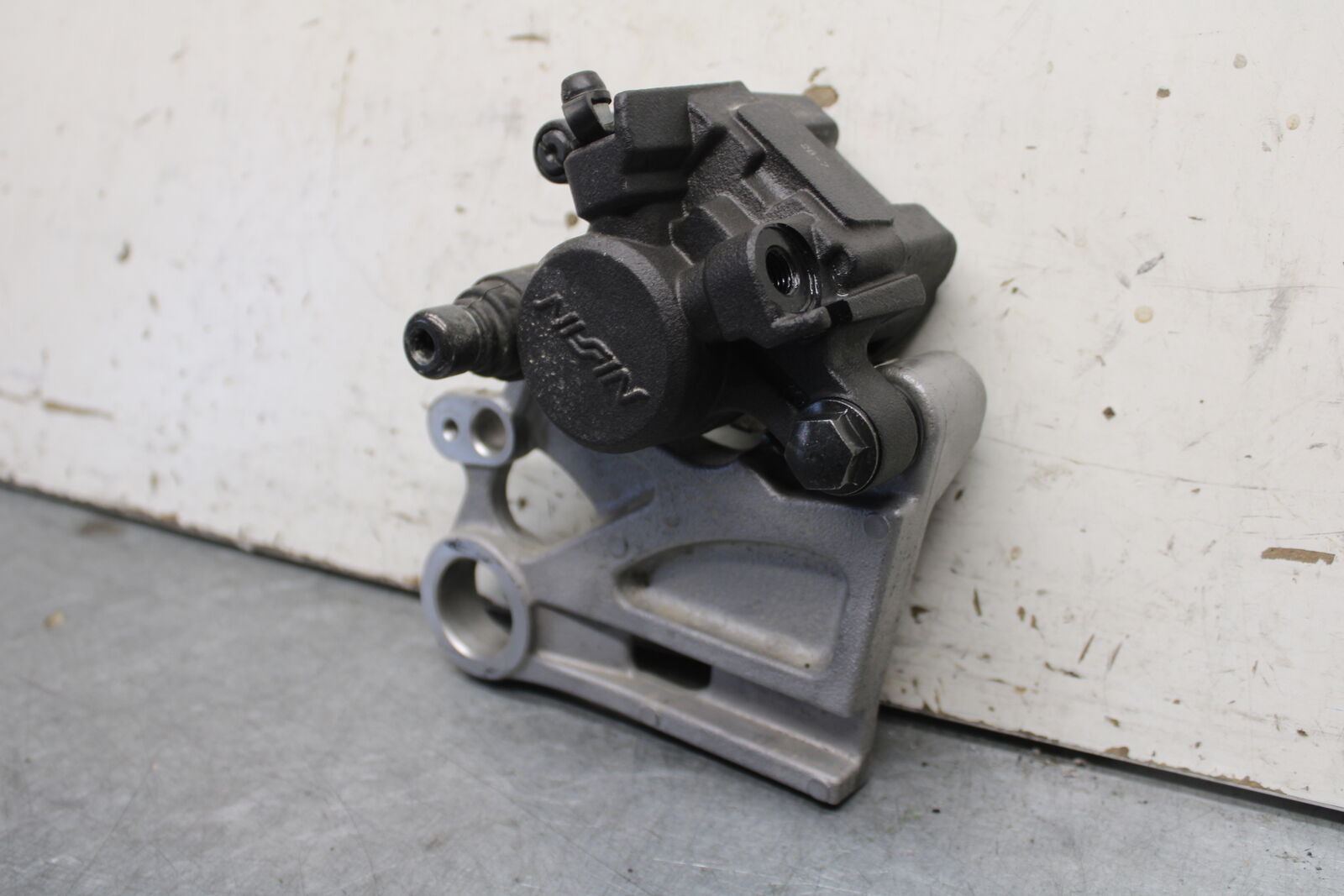 22-24 YAMAHA XSR900 REAR BACK BRAKE CALIPER W MOUNT BRACKET BB683