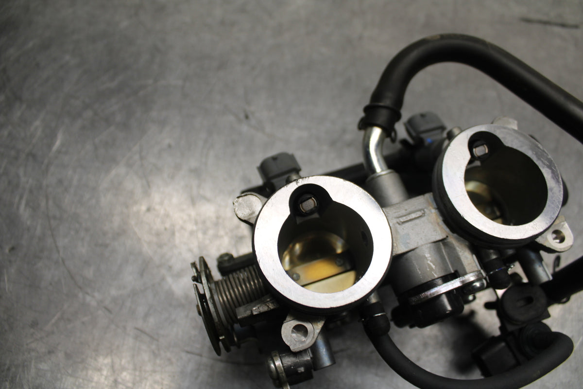 24 KAWASAKI NINJA 500 ABS MAIN FUEL INJECTORS / THROTTLE BODIES BB744