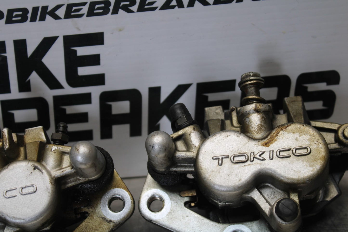 03-08 KAWASAKI VULCAN 1600 RIGHT LEFT FRONT BRAKE CALIPER SET PAIR BB196