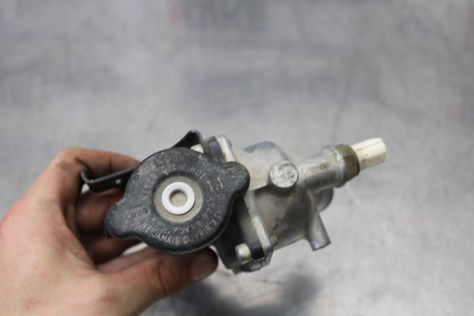 08 KAWASAKI VULCAN 900 THERMOSTAT W HOUSING ASSEMBLY BB184