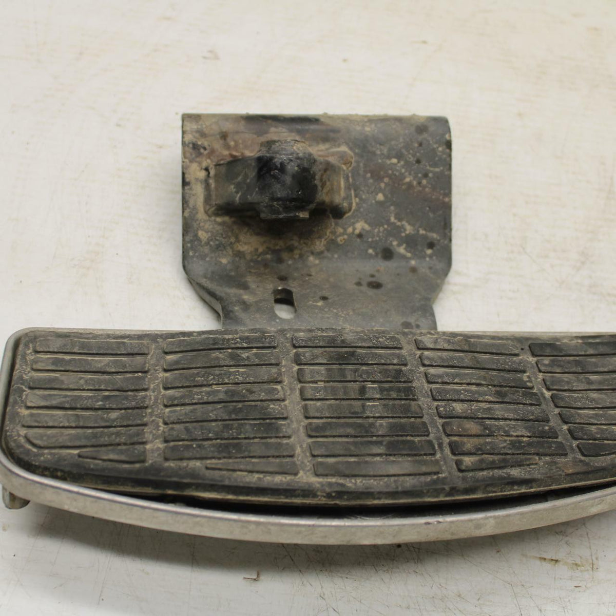 98-04 SUZUKI INTRUDER 1500 VL1500 REAR PASSENGER FOOT STEP PEG BB359