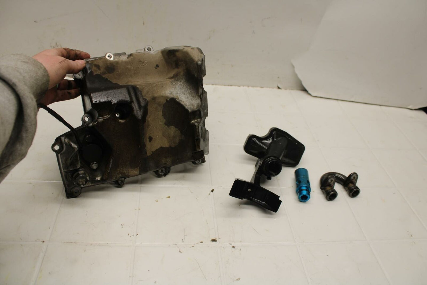 08-16 YAMAHA YZF R6 ENGINE MOTOR BOTTOM OIL PAN COVER BB406