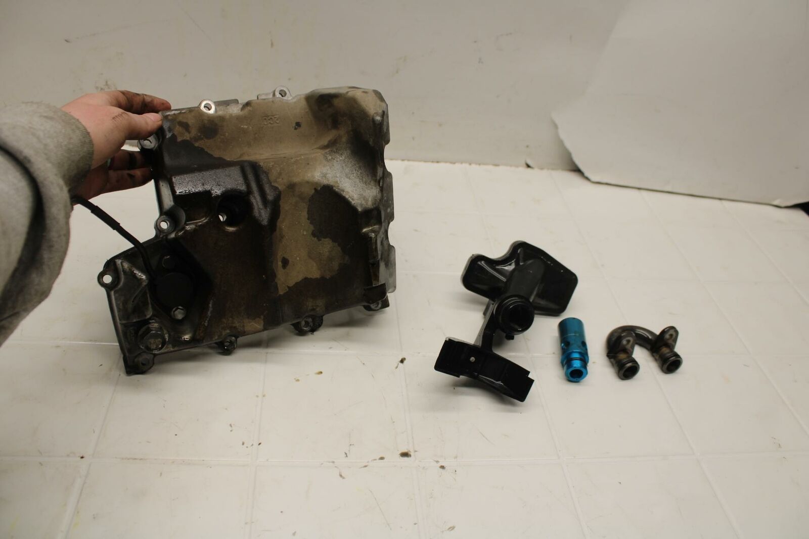 08-16 YAMAHA YZF R6 ENGINE MOTOR BOTTOM OIL PAN COVER BB406