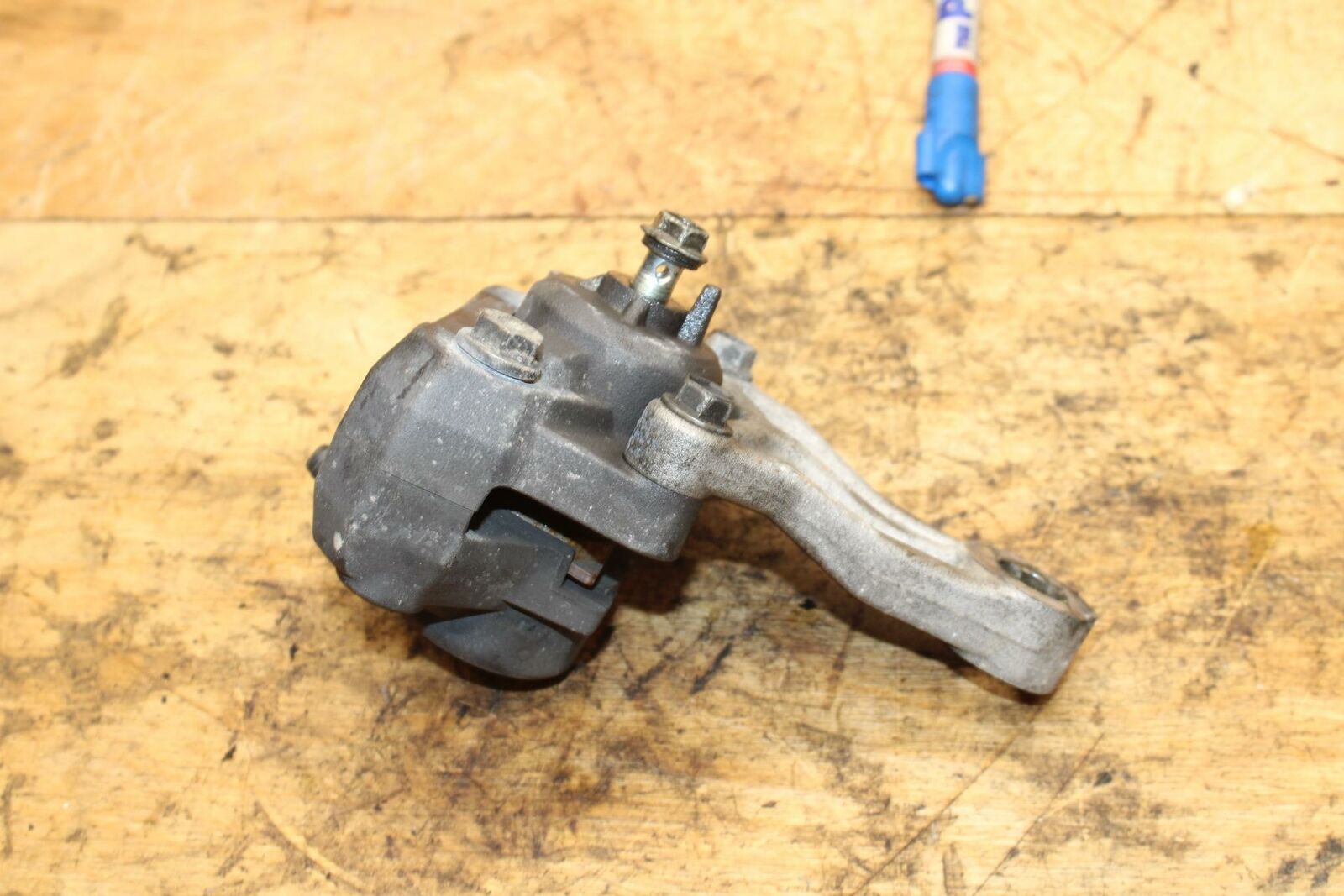 04-09 SUZUKI GS500F REAR BACK BRAKE CALIPER W MOUNT BRACKET BB335