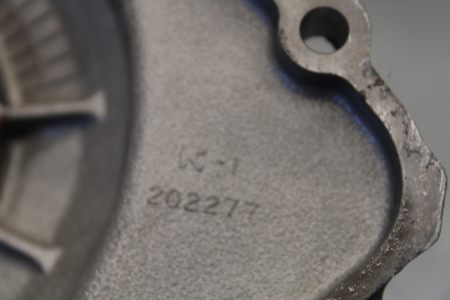 09-14 YAMAHA YZF R1 STATOR MAGNETO ALTERNATOR GENERATOR COVER BB696
