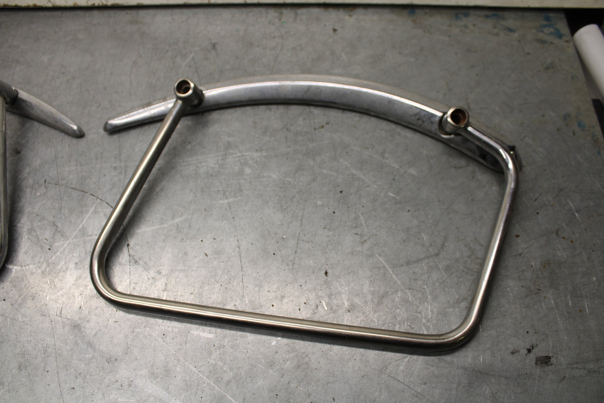 99-00 YAMAHA V STAR 1100 SADDLEBAG CASE MOUNTING BRACKET MOUNT BB711