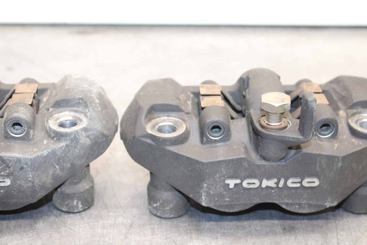 06-07 SUZUKI GSXR 600 RIGHT LEFT FRONT BRAKE CALIPER SET PAIR CALIPERS BB737