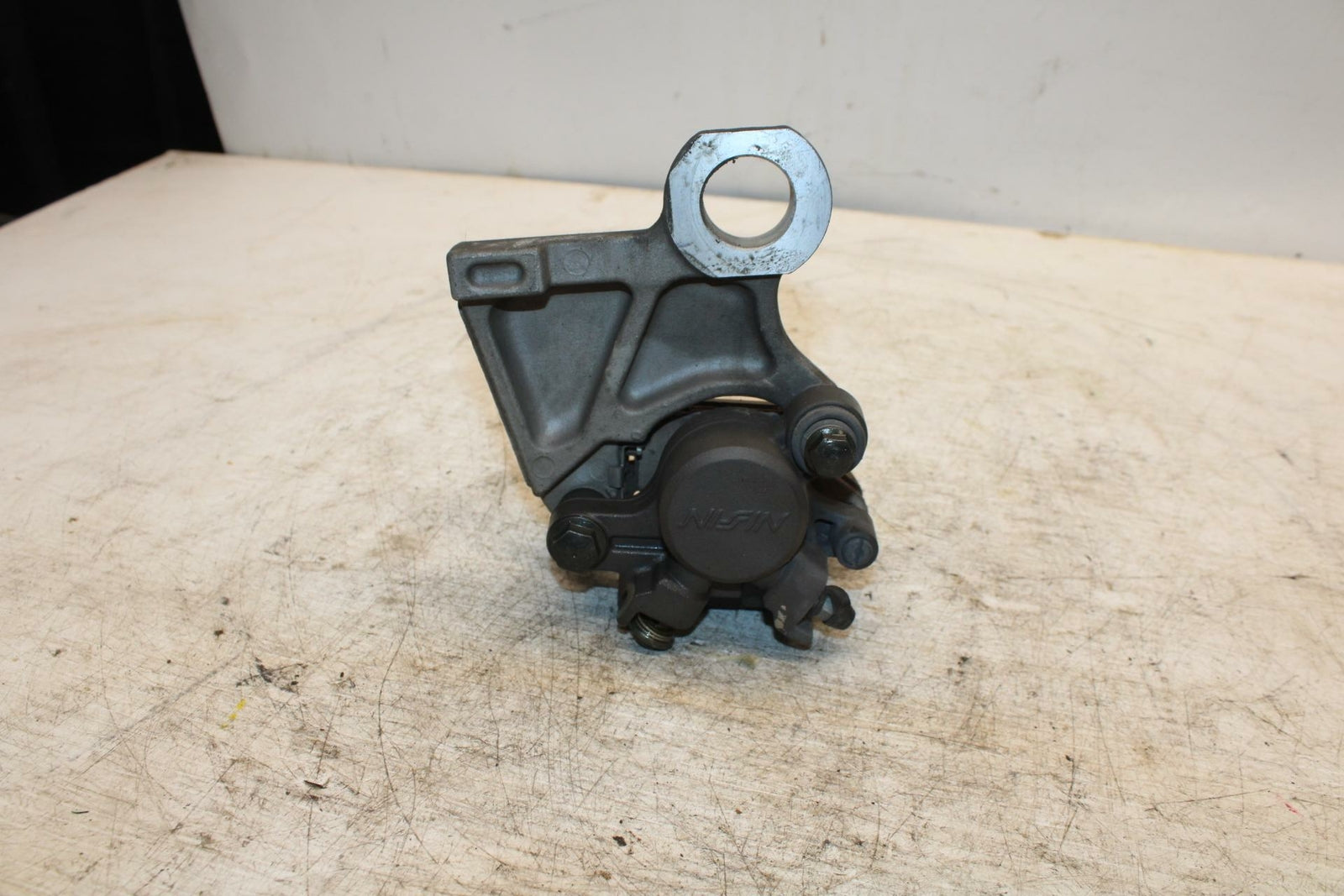 08-16 YAMAHA YZF R6 REAR BACK BRAKE CALIPER W MOUNT BRACKET BB365