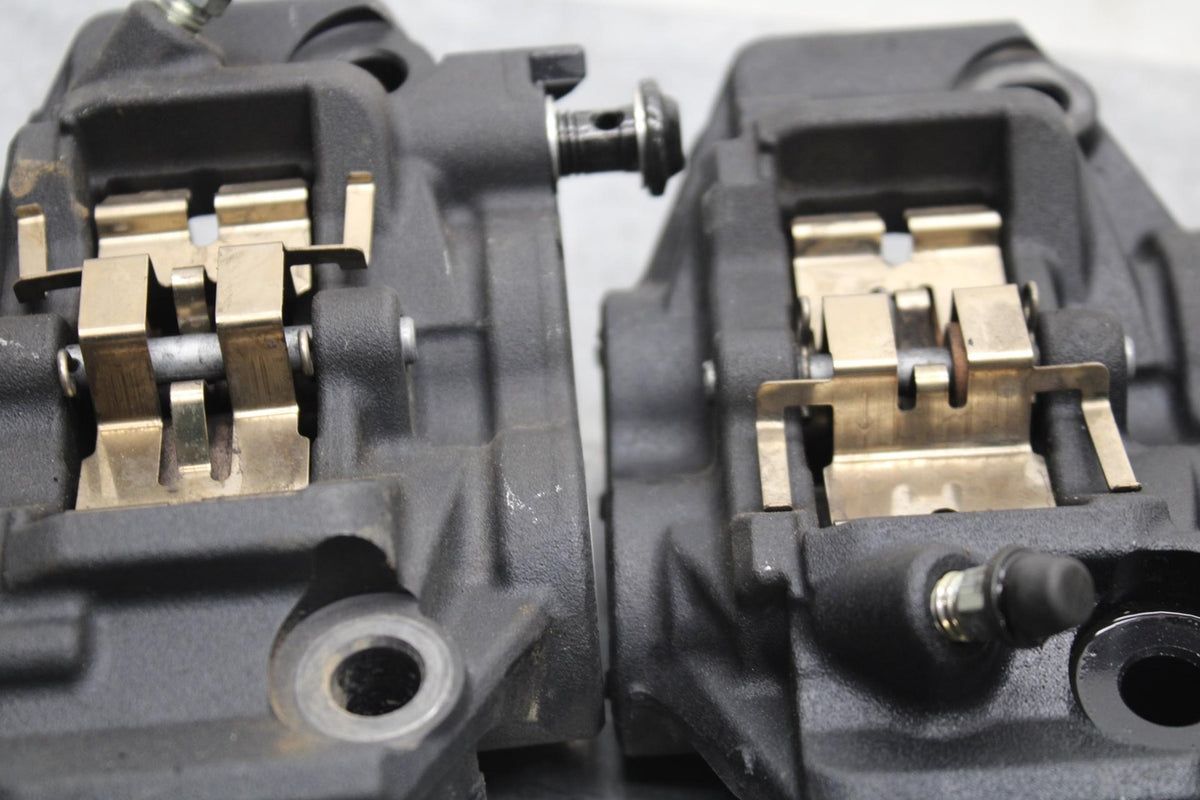 22-23 YAMAHA YZF R7 RIGHT LEFT FRONT BRAKE CALIPER SET PAIR CALIPERS BB583