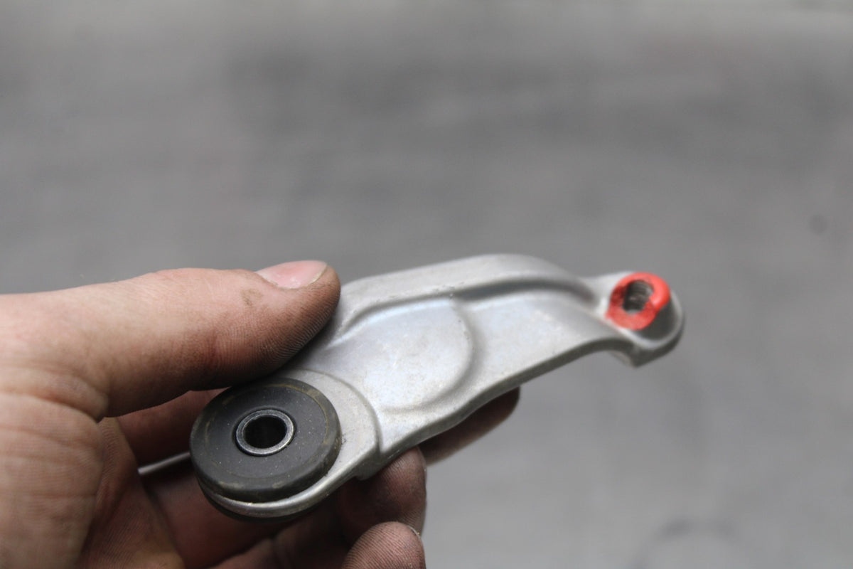 08-16 YAMAHA YZF R6 FRONT GAS TANK BRACKET MOUNT BB856