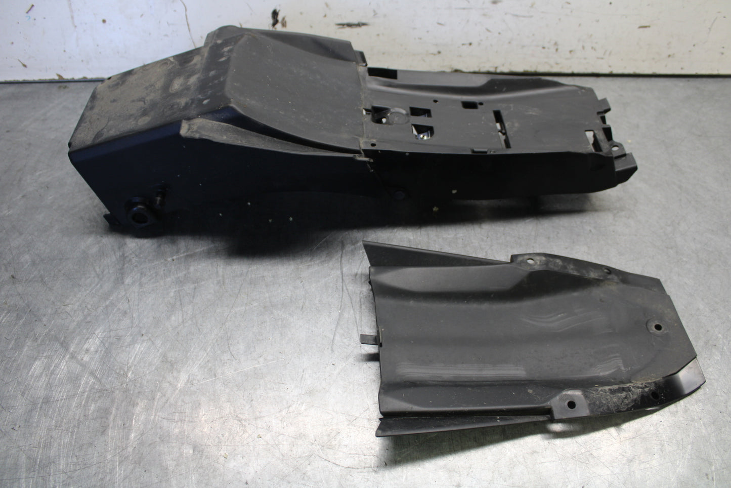 21-24 YAMAHA MT-07 REAR BACK TAIL UNDERTAIL BATTERY TRAY PLASTIC BB662