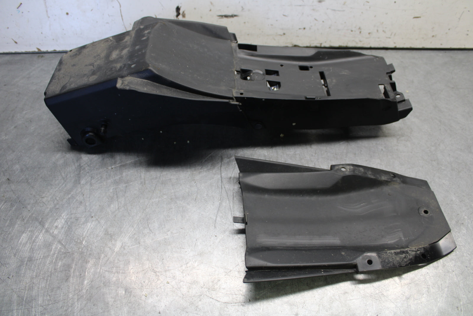 21-24 YAMAHA MT-07 REAR BACK TAIL UNDERTAIL BATTERY TRAY PLASTIC BB662