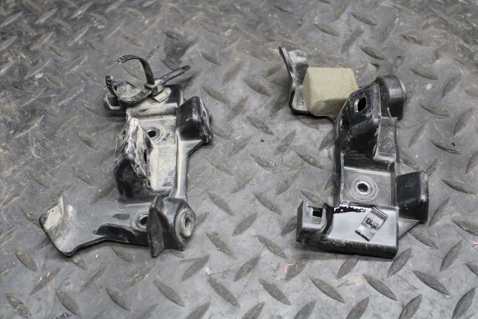 08-16 YAMAHA YZF R6 FAIRING MOUNTING SUPPORT BRACKET MOUNT BB209