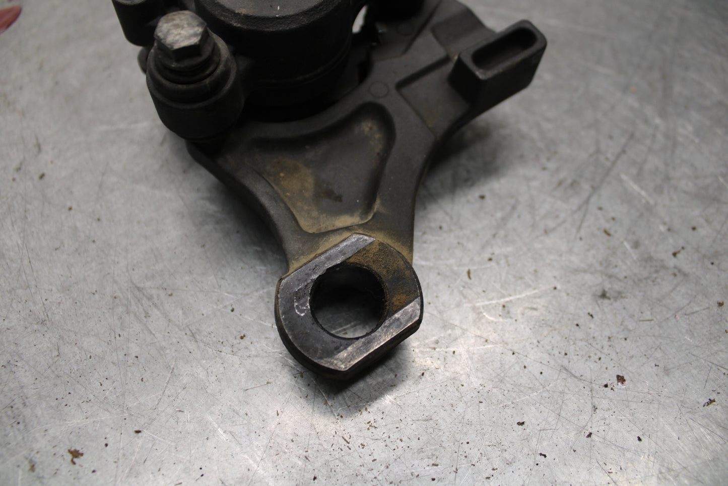 09-11 TRIUMPH DAYTONA 675 REAR BACK BRAKE CALIPER W MOUNT BRACKET BB652