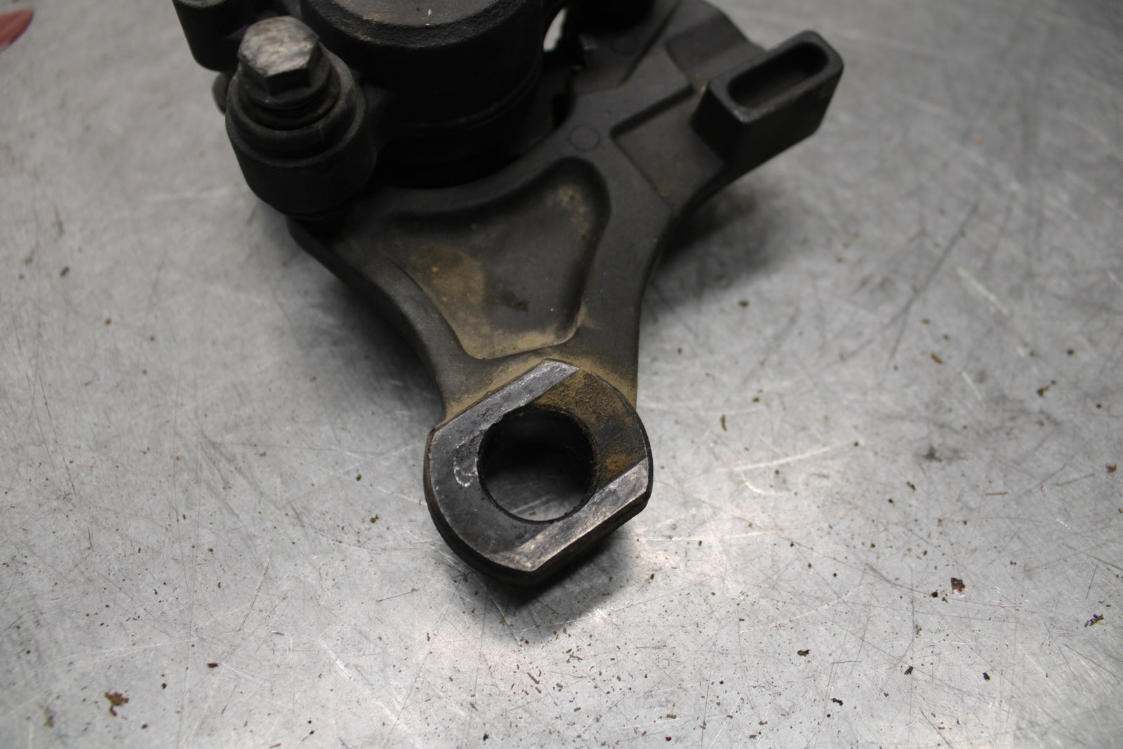 09-11 TRIUMPH DAYTONA 675 REAR BACK BRAKE CALIPER W MOUNT BRACKET BB652