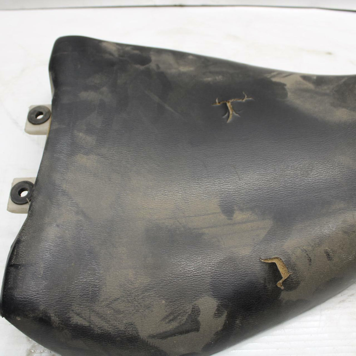 93-96 SUZUKI GSXR750W FRONT DRIVERS SEAT  SADDLE PILLION 45100-17E00-58R BB266