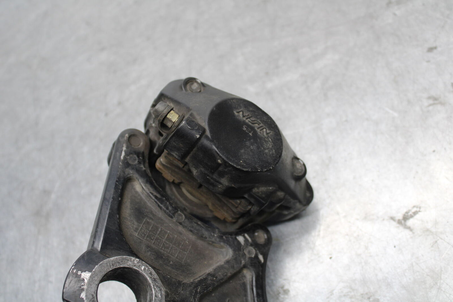 05-06 SUZUKI GSXR1000 REAR BACK BRAKE CALIPER W MOUNT BRACKET BB677