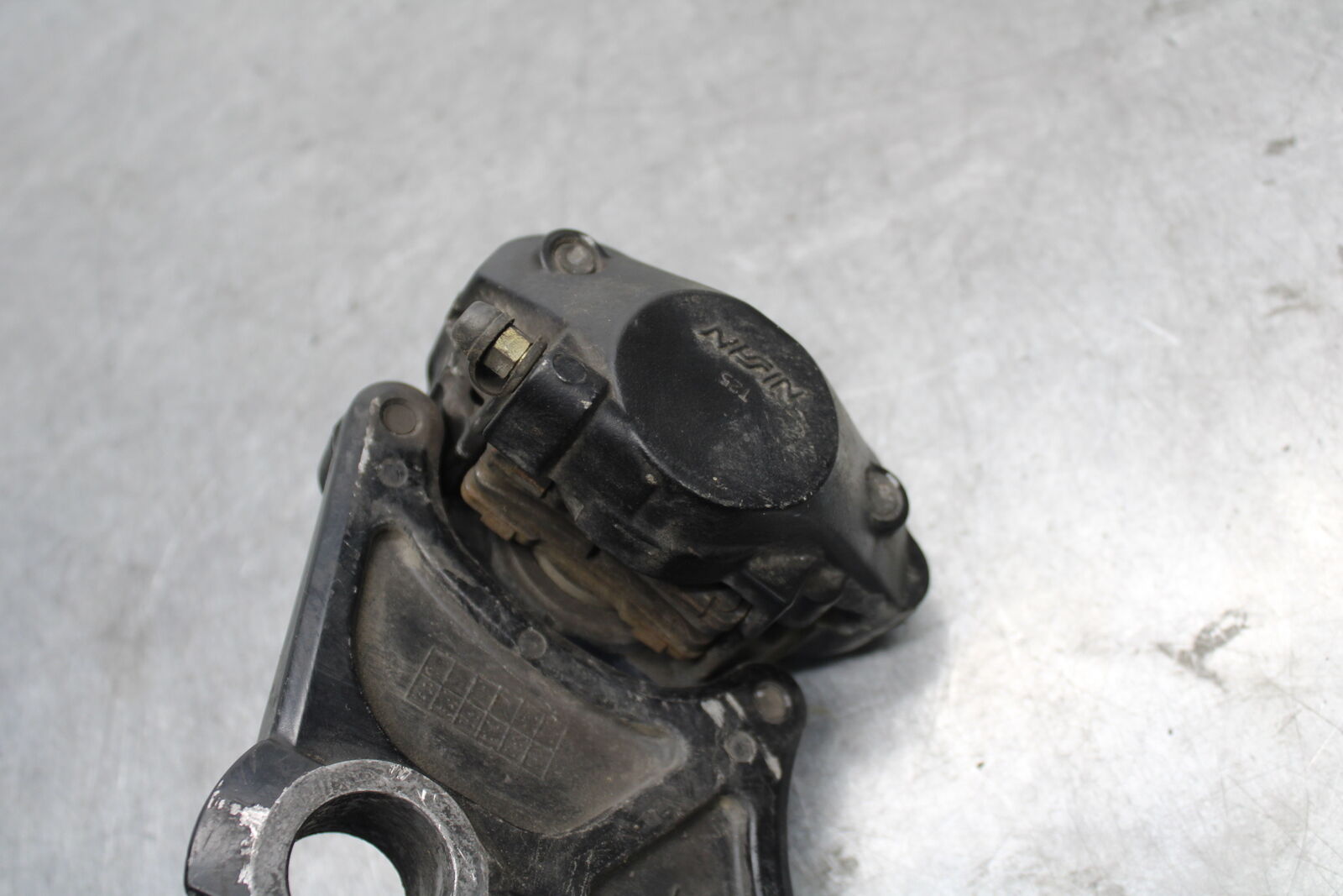 05-06 SUZUKI GSXR1000 REAR BACK BRAKE CALIPER W MOUNT BRACKET BB677