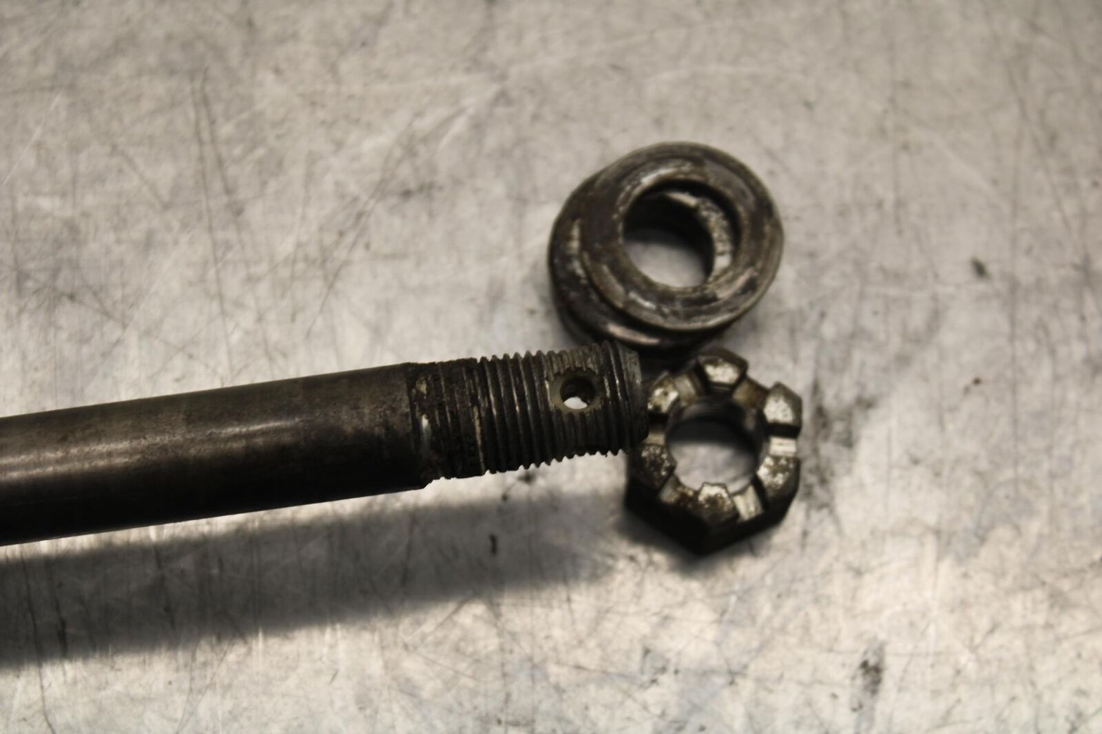 75 SUZUKI GT 550 REAR AXLE BACK WHEEL RIM PIVOT BOLT AXEL BB67