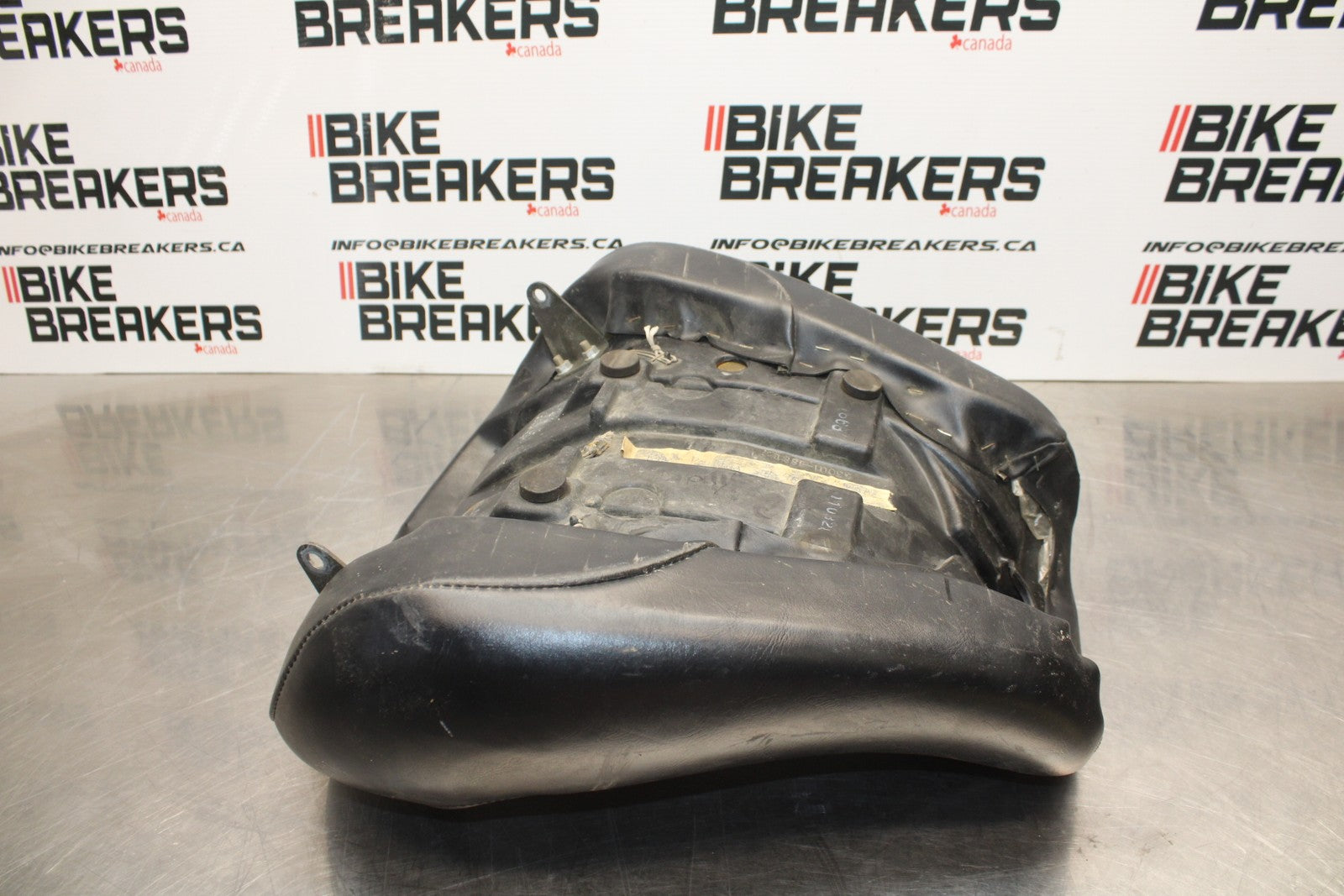 03-08 KAWASAKI VULCAN 1600 FRONT DRIVERS SEAT BB196