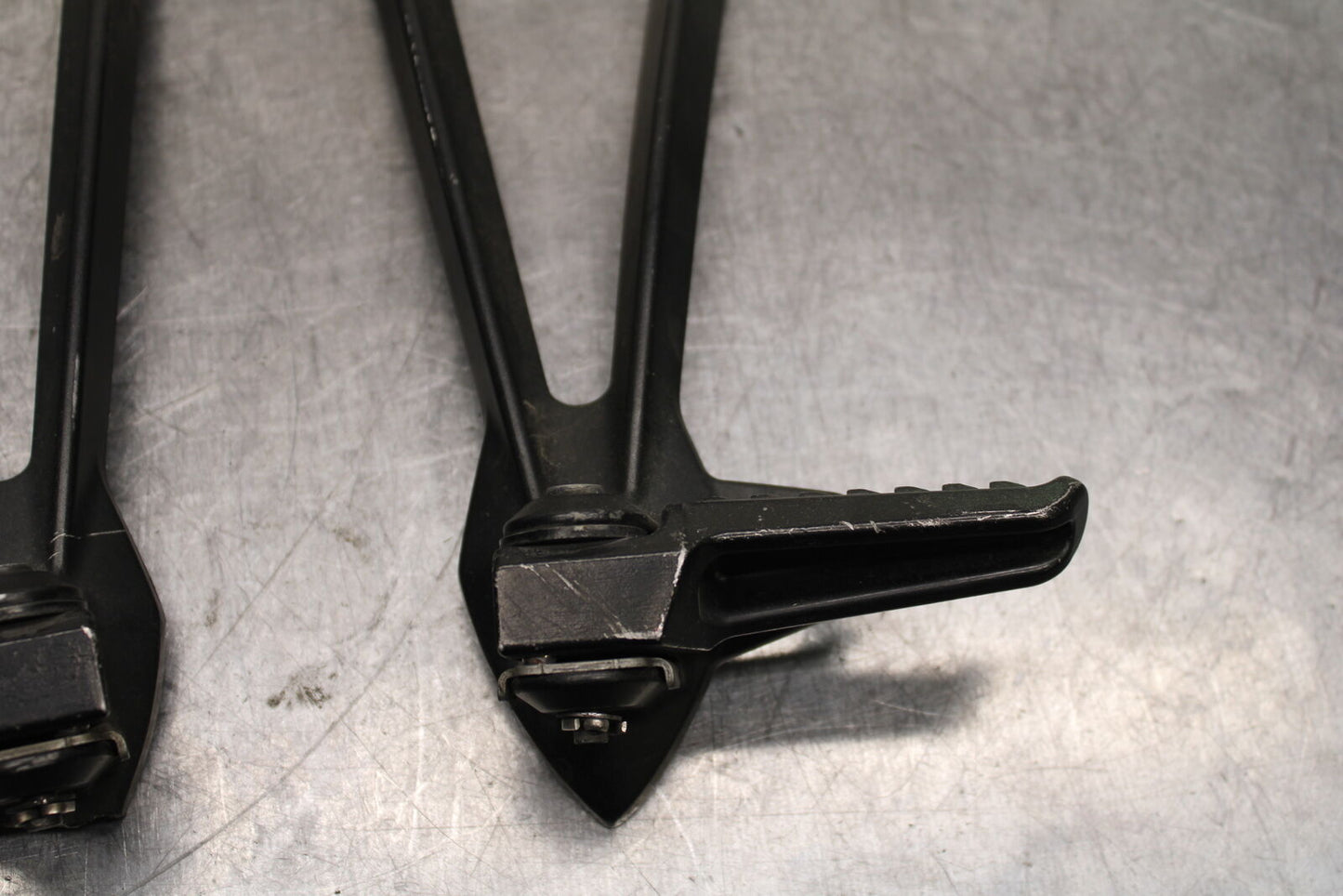 13-17 KAWASAKI NINJA ZX6R ZX636E REAR BACK PASSENGER PEG SET PAIR BB735