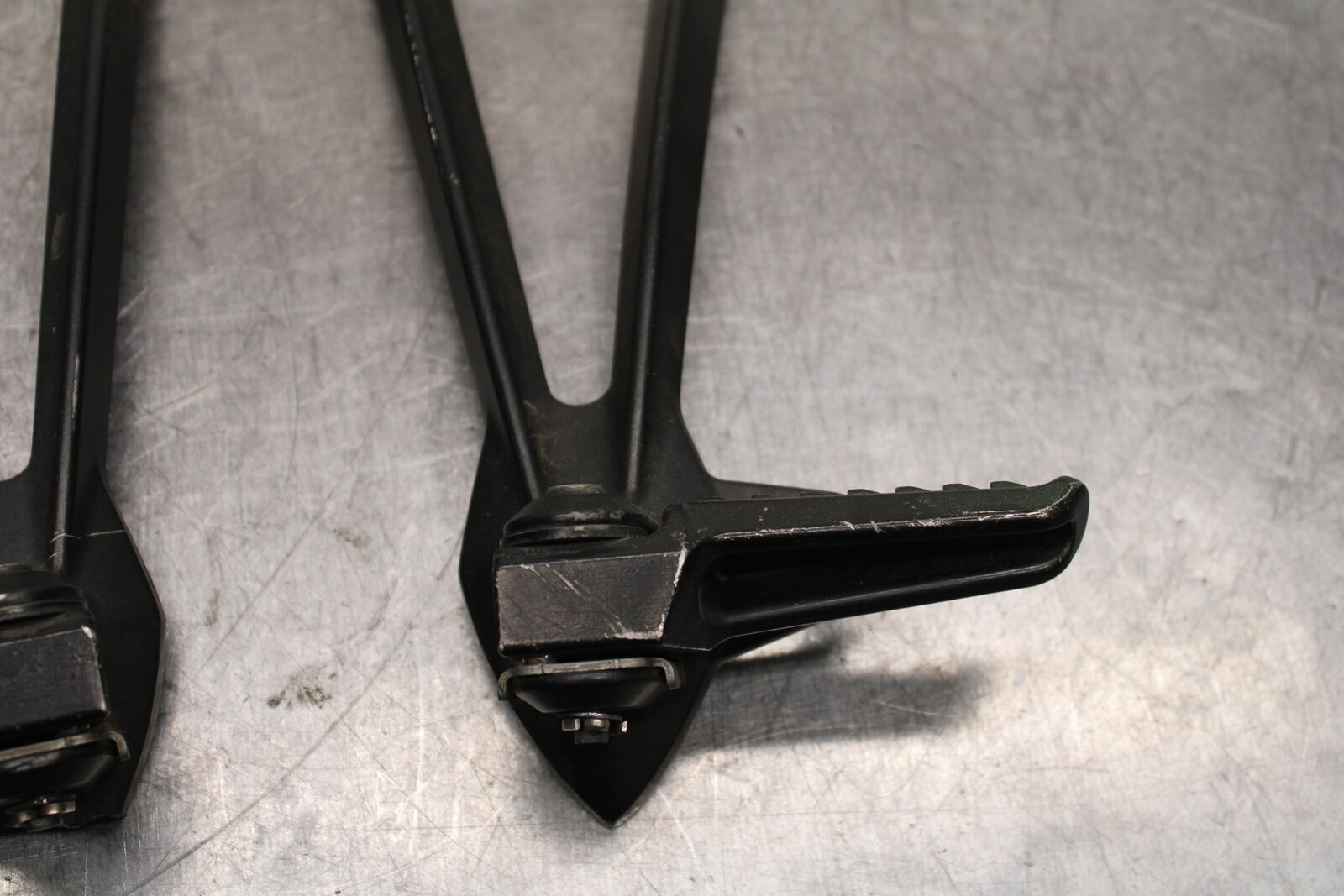 13-17 KAWASAKI NINJA ZX6R ZX636E REAR BACK PASSENGER PEG SET PAIR BB735