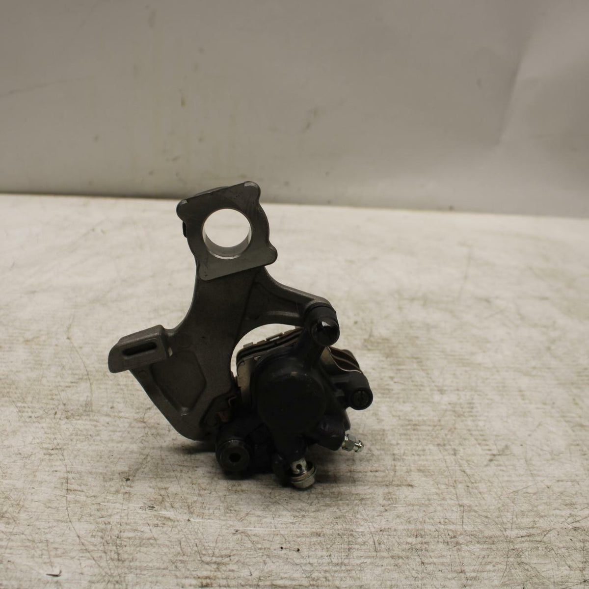 11-19 SUZUKI GSXR600 REAR BACK BRAKE CALIPER W MOUNT BRACKET BB371