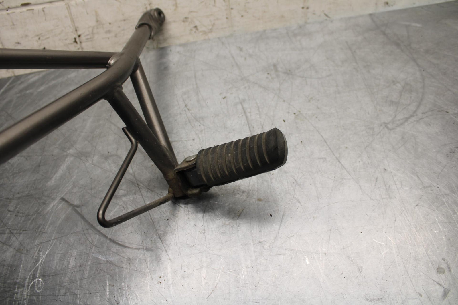 11-14 KAWASAKI VERSYS 650 LE 650C RIGHT REAR BACK PASSENGER PEG BB498