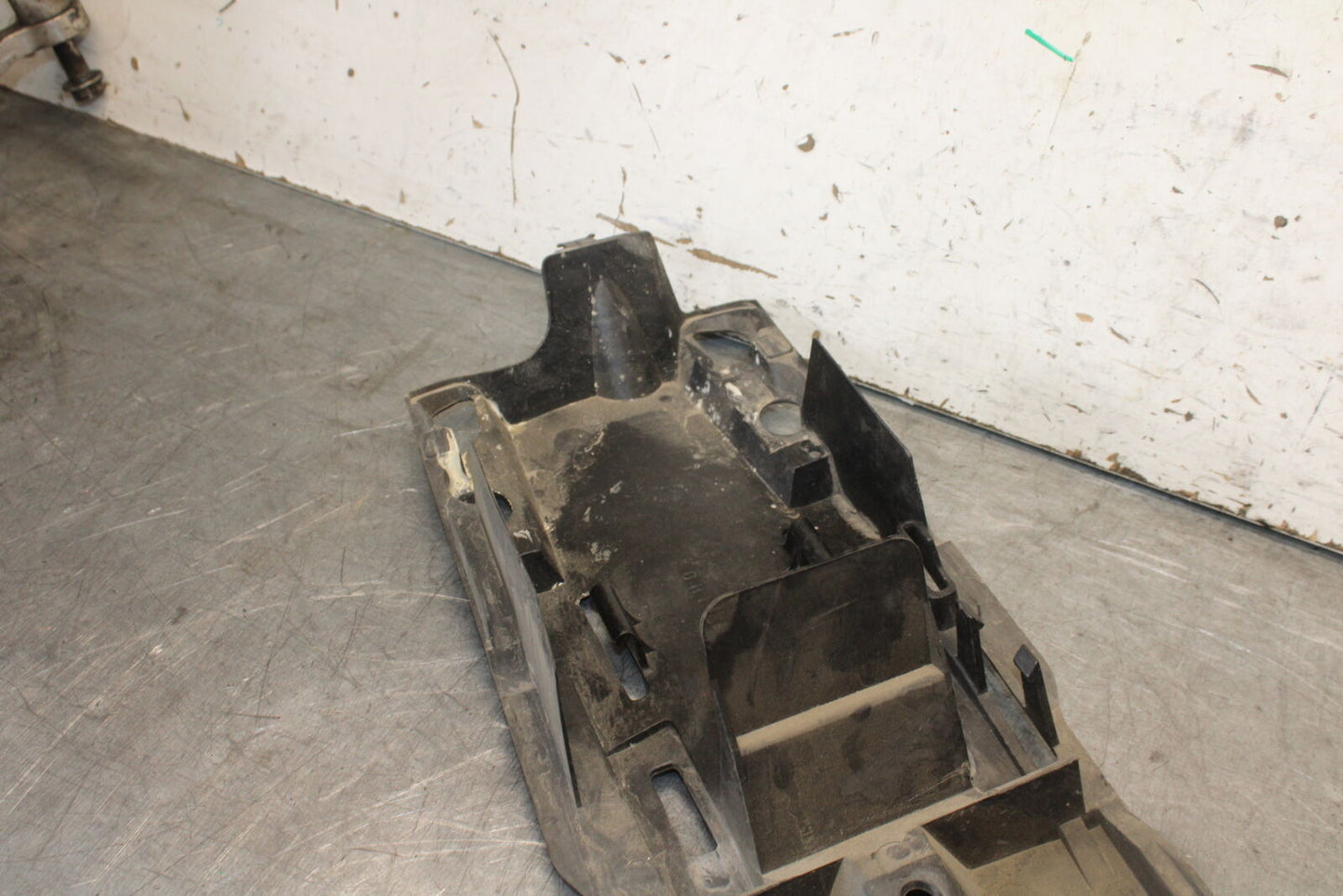 06-07 SUZUKI GSXR 600 REAR BACK TAIL UNDERTAIL BATTERY TRAY PLASTIC BB694
