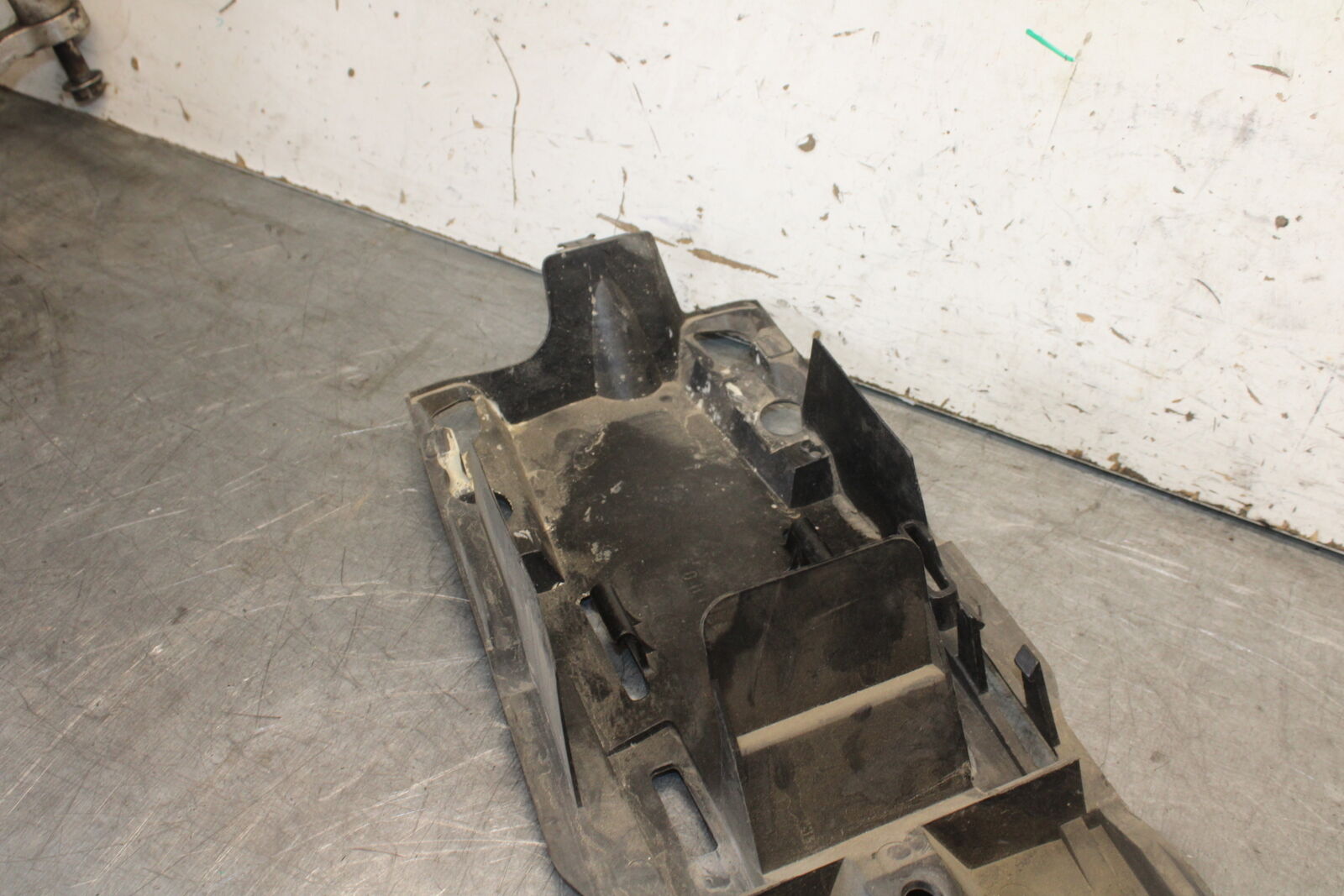 06-07 SUZUKI GSXR 600 REAR BACK TAIL UNDERTAIL BATTERY TRAY PLASTIC BB694