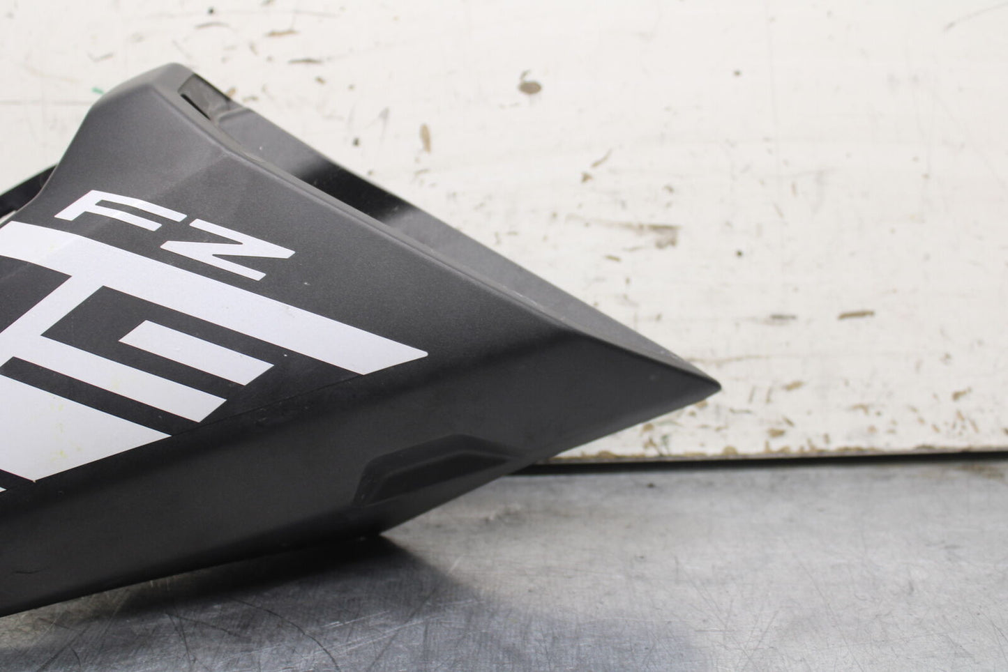 14-17 YAMAHA FZ09 RIGHT FRONT UPPER MID SIDE FAIRING COWL PLASTIC BB111